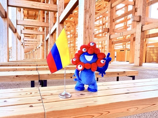 Myakmyak and Colombian flag