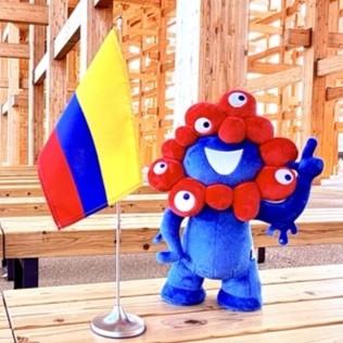Myakmyak and Colombian flag