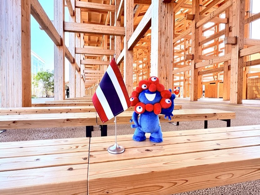 Myakumyaku and the flag of Thailand