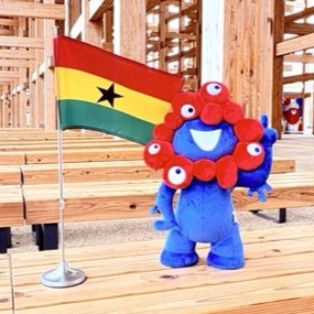 MyakuMyaku and the flag of Ghana