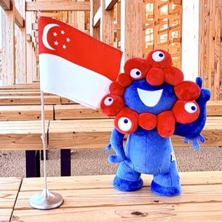 MyakuMyaku and the flag of Singapore