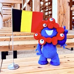ミャクミャクとベルギーの旗