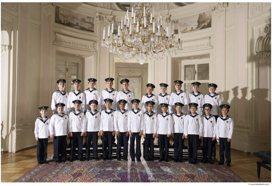 オーストリア共和国「ウィーン少年合唱団コンサート」の写真です。
１枚目は合唱団の少年が２列に並んだ記念写真です。