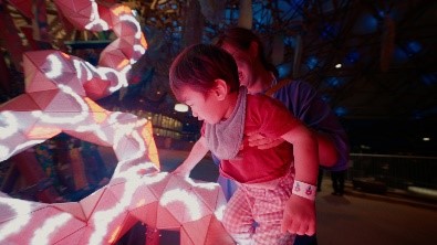 大阪・関西万博の開催期間中における新TVCM「一生に一度を何度も」の「NIGHT」篇のサムネイルです。