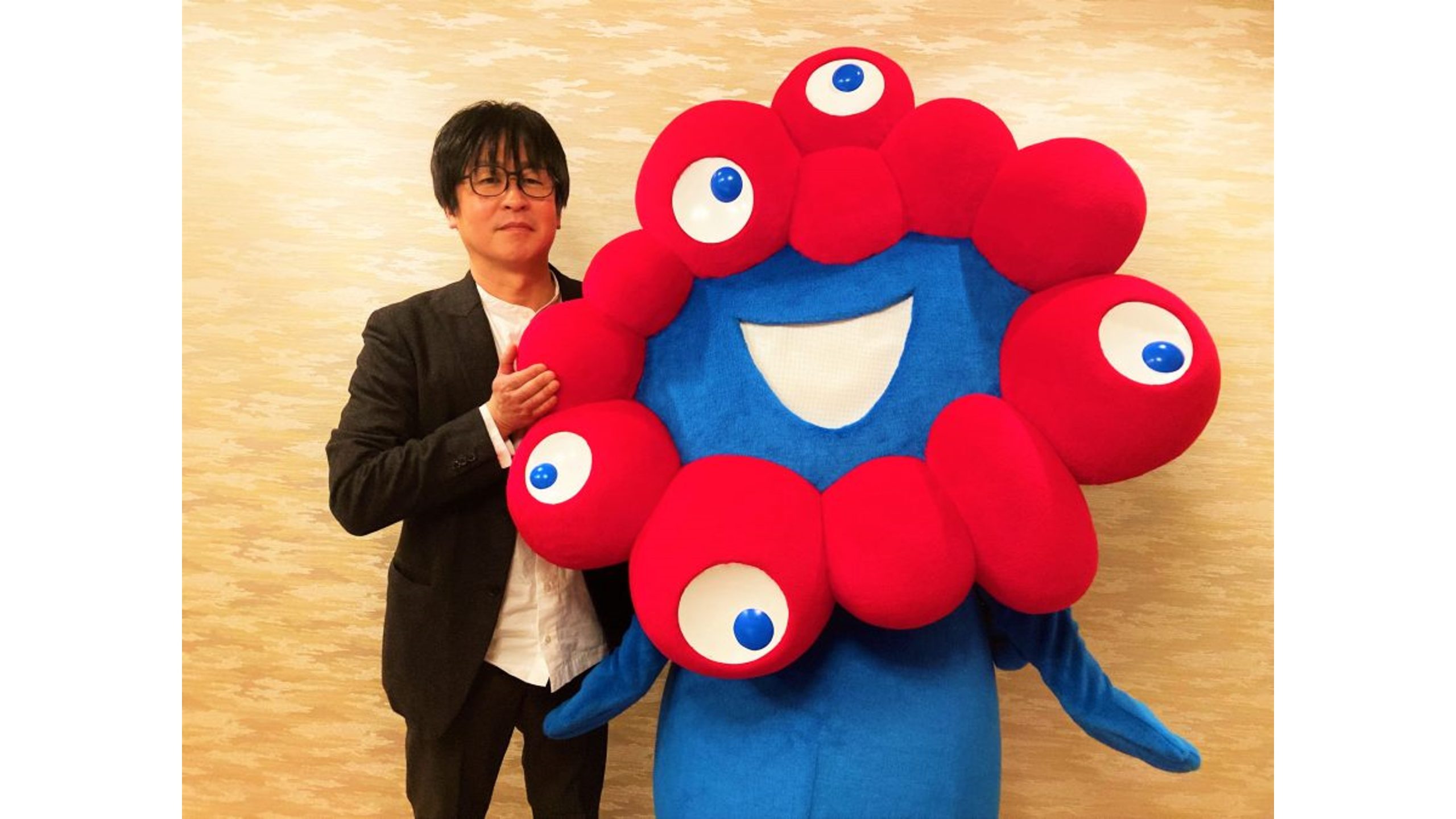 大阪・関西万博公式キャラクター「ミャクミャク」とデザイン作者