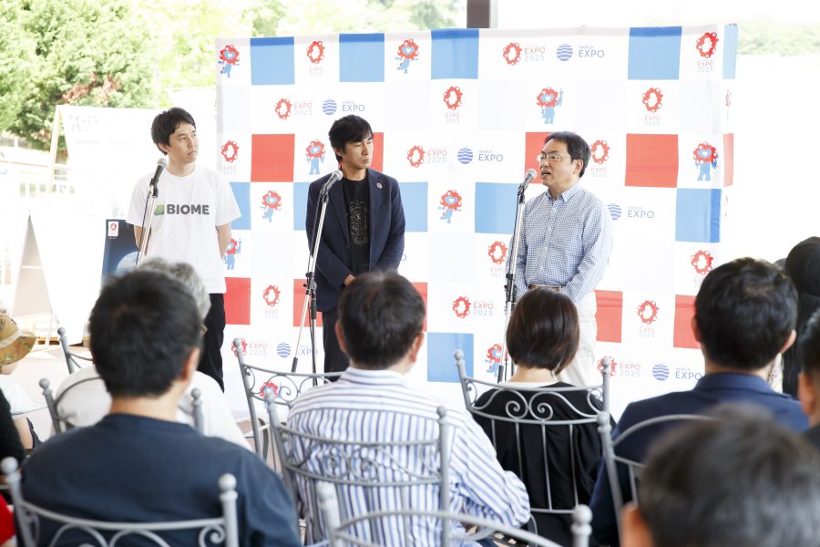 観客の前に立ちマイクを使って3人のトークセッション