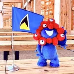 ミャクミャクとセントルシアの旗