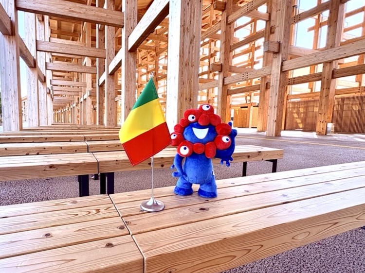 ミャクミャクとマリの旗