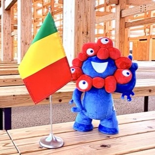 ミャクミャクとマリの旗