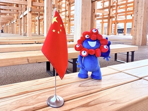 ミャクミャクと中華人民共和国の旗