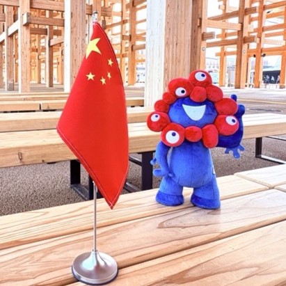 ミャクミャクと中華人民共和国の旗