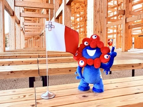 ミャクミャクとマルタの旗