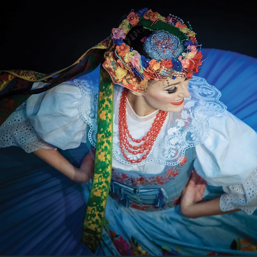 ポーランド共和国「ポーランド憲法記念日の祝賀」の写真です。かわいらしい服を着た女性が１人踊っています。