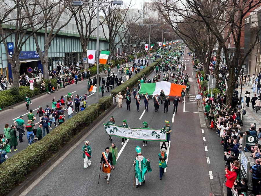 アイルランド（ナショナルデー・公式参加者自主催事のイメージ）の写真です。国旗を掲げ、パレードが行われています。