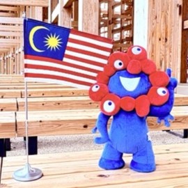 ミャクミャクとマレーシアの旗