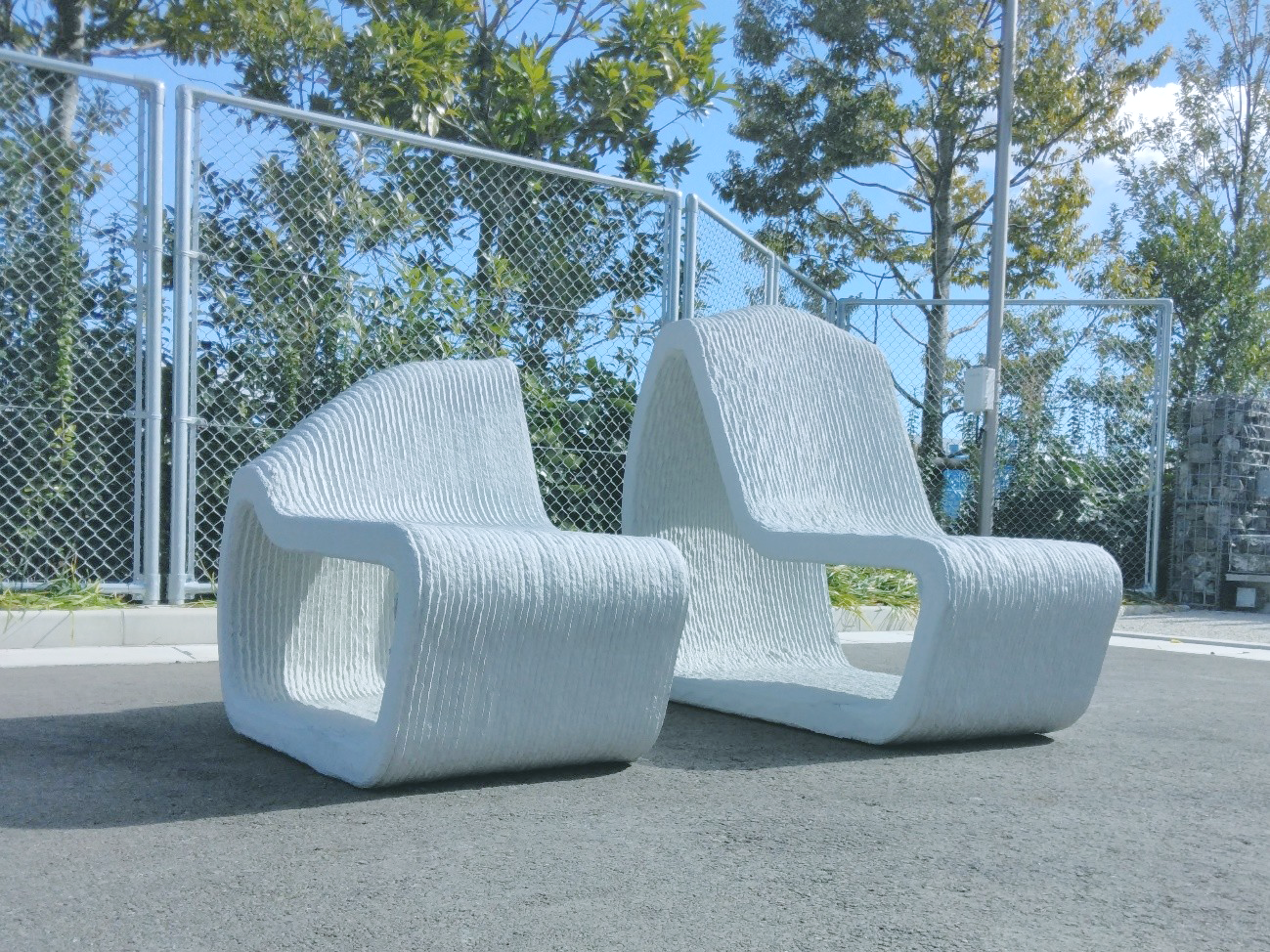 ホタテの貝殻をアップサイクル」ベンチ作りで世界の廃棄物課題の解決を