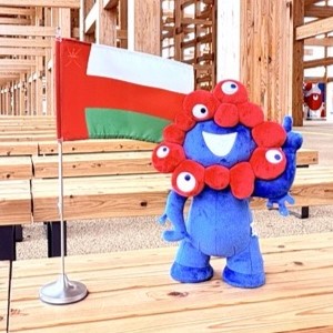 ミャクミャクとオマーンの旗